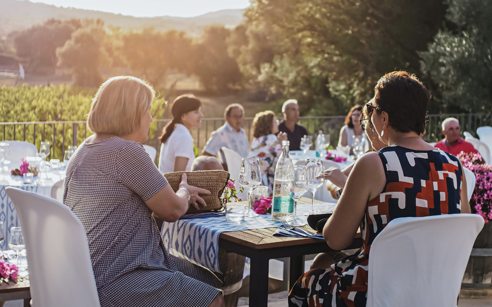 Eventos con encanto Clientes tomando bebidas al aire libre en Can Feliu